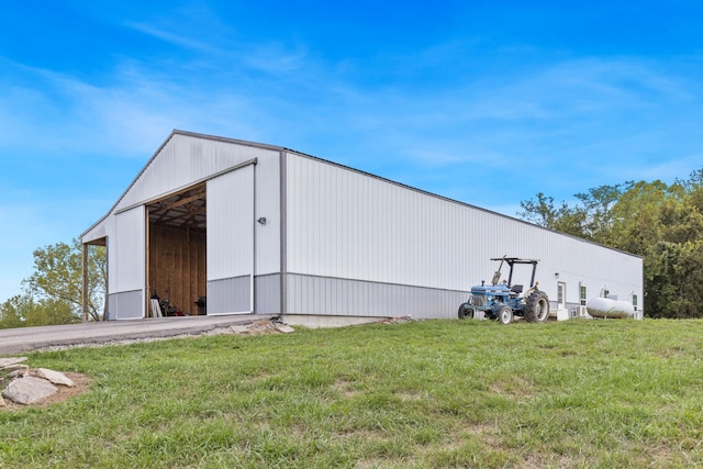 view of outdoor structure with a yard