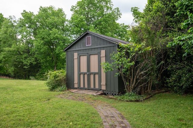 view of outdoor structure with a yard