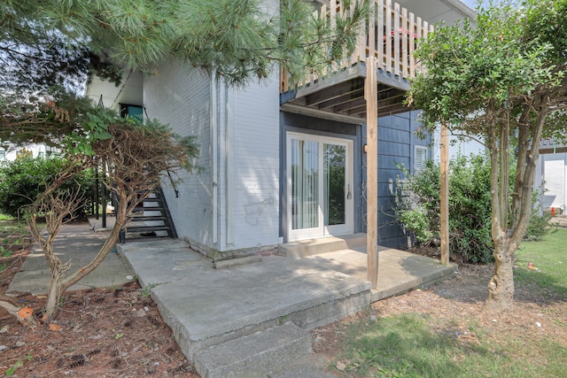 entrance to property featuring a balcony