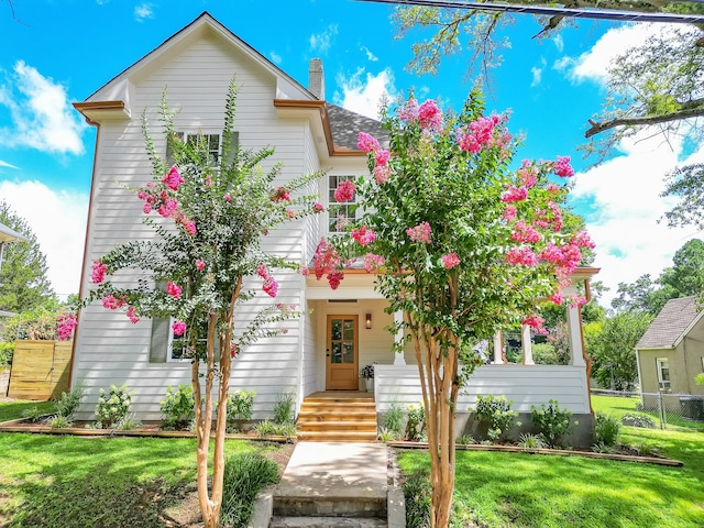 view of front facade featuring a front yard