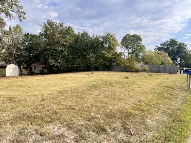 view of yard featuring a storage shed