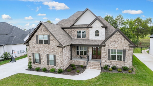 view of front of property featuring a front yard