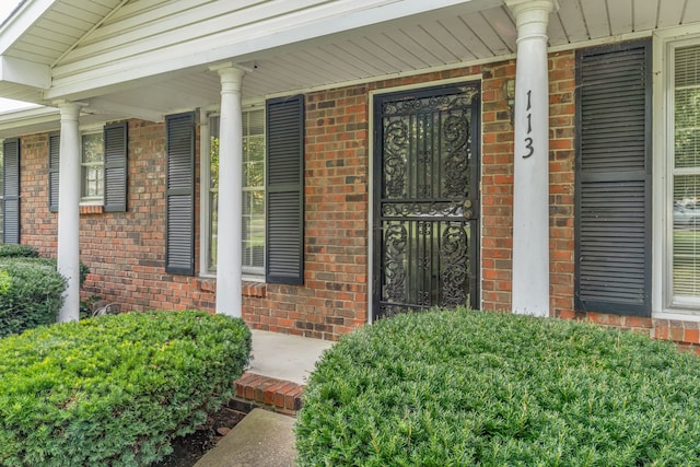 entrance to property featuring covered porch