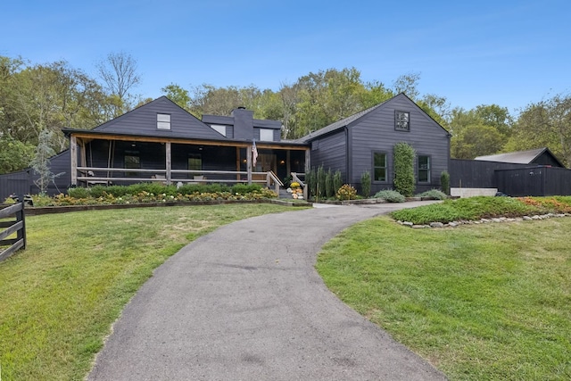 view of front facade featuring a front yard