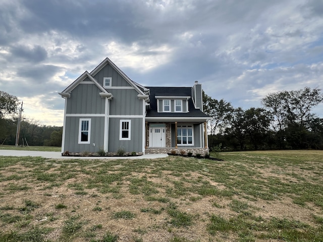 view of front facade with a porch and a front lawn