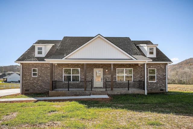 view of front of property featuring a front lawn and covered porch