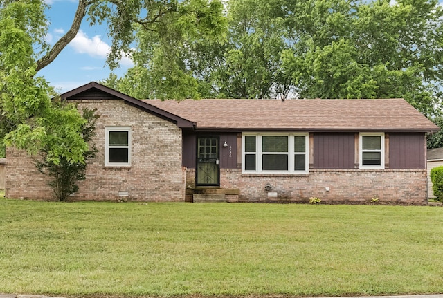 single story home with a front lawn