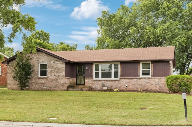 single story home featuring a front lawn