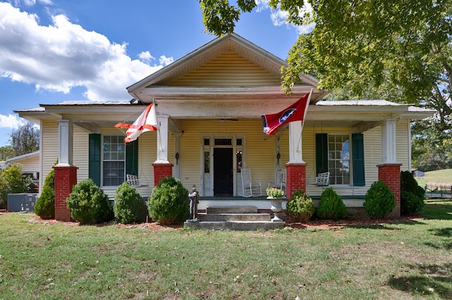 bungalow-style home featuring a front lawn and a porch