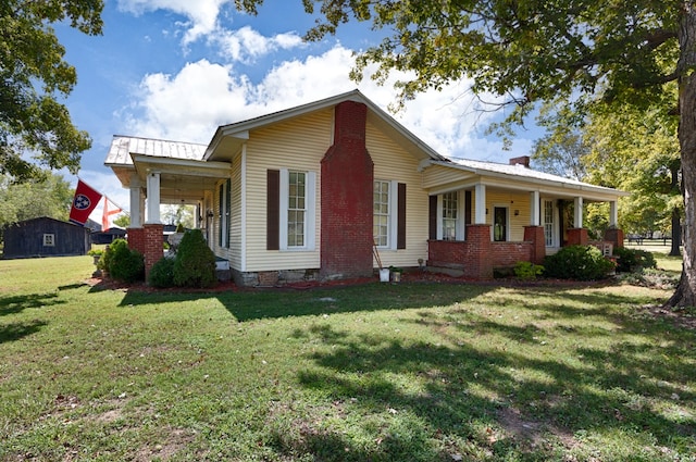 view of front facade with a porch and a front lawn