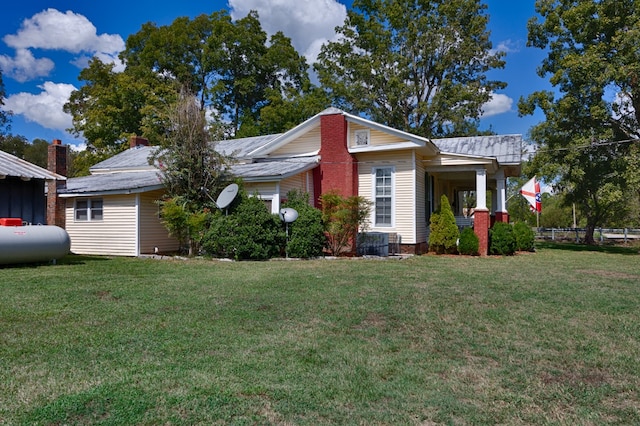 view of front of house featuring a front yard