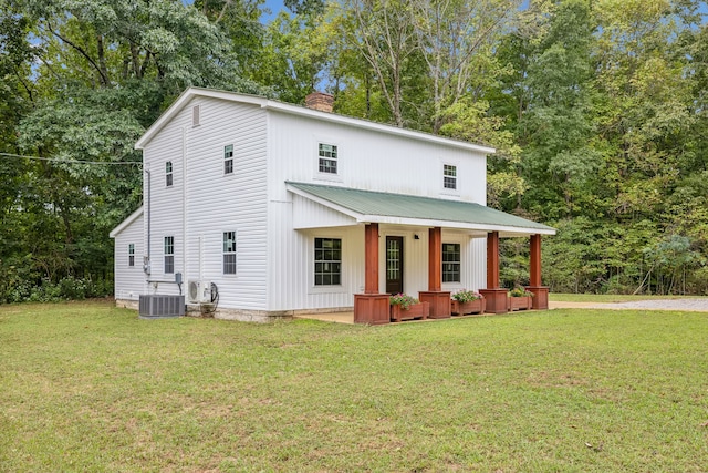 view of front facade featuring a front lawn and covered porch