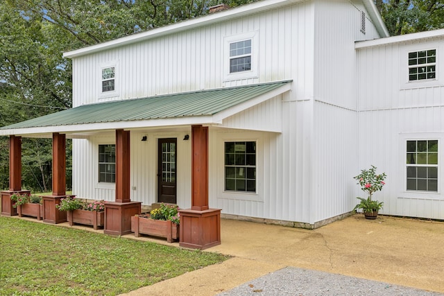 view of front of home featuring a porch and a front lawn