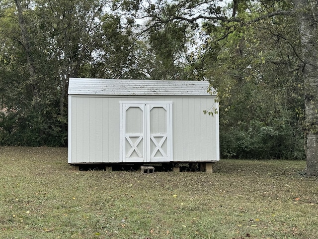 view of outbuilding featuring a yard