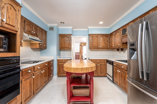 kitchen with ornamental molding, tasteful backsplash, and black appliances