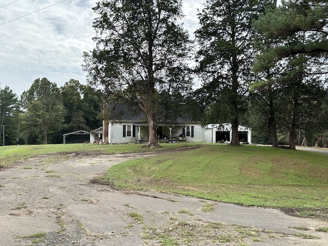 view of front of home featuring a front lawn