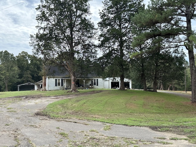 view of front of house featuring a front yard