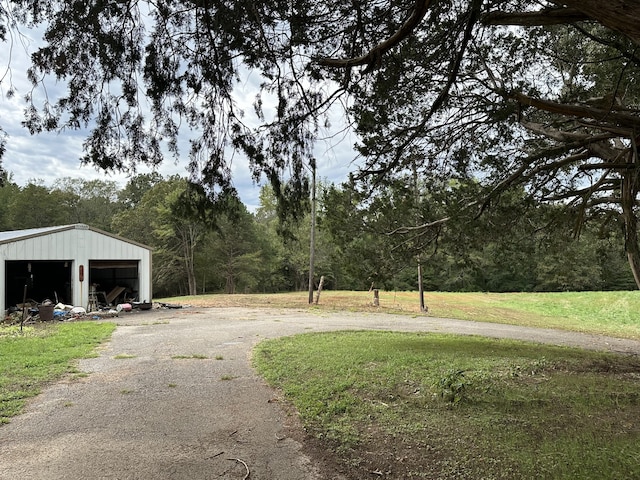 view of yard featuring an outbuilding