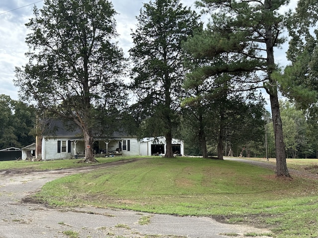 view of front of house featuring a front yard