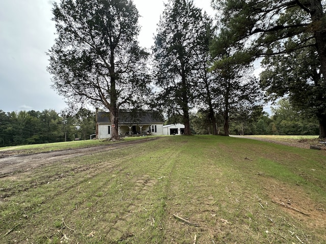 view of front facade featuring a front yard