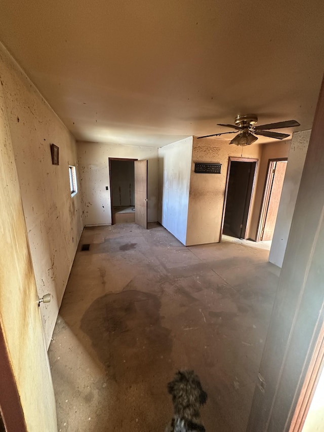 empty room with ceiling fan