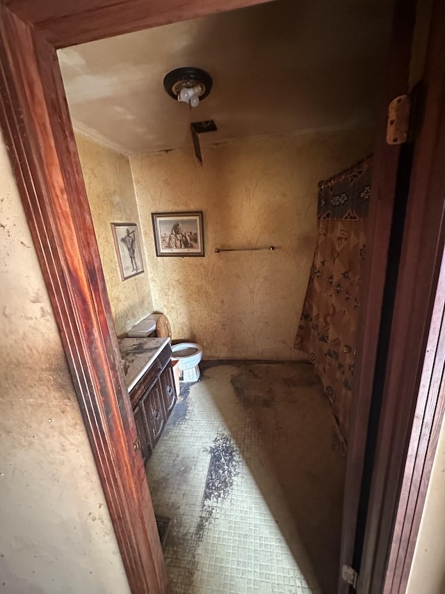 bathroom featuring toilet and vanity