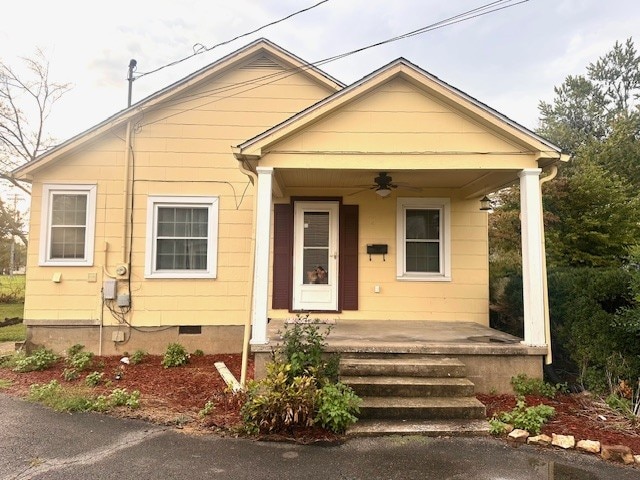 view of front facade featuring covered porch and ceiling fan