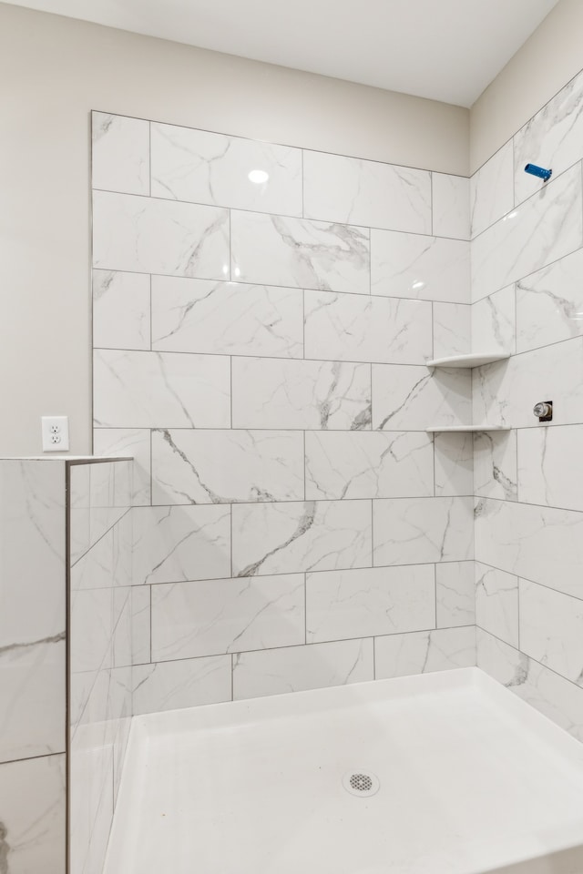 bathroom featuring tiled shower