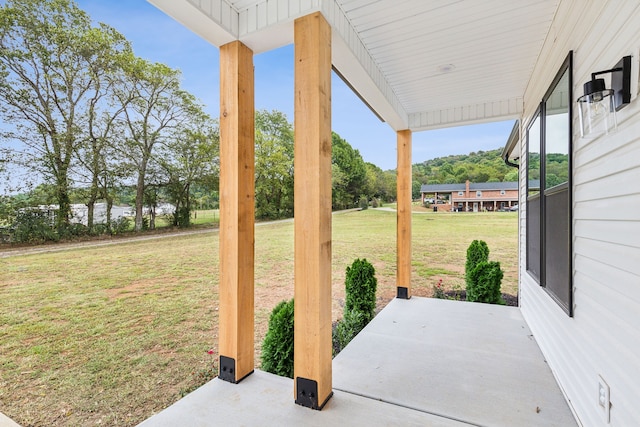 view of yard featuring a patio area