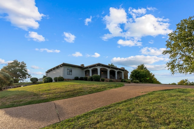 view of front facade with a front lawn