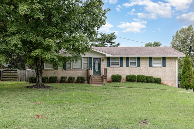 ranch-style house featuring a front yard