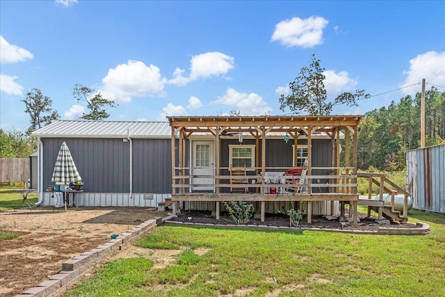 view of front of property featuring a pergola and a front yard