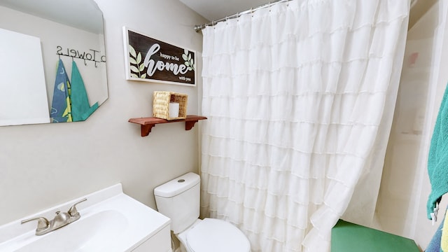 bathroom featuring a shower with curtain, vanity, and toilet