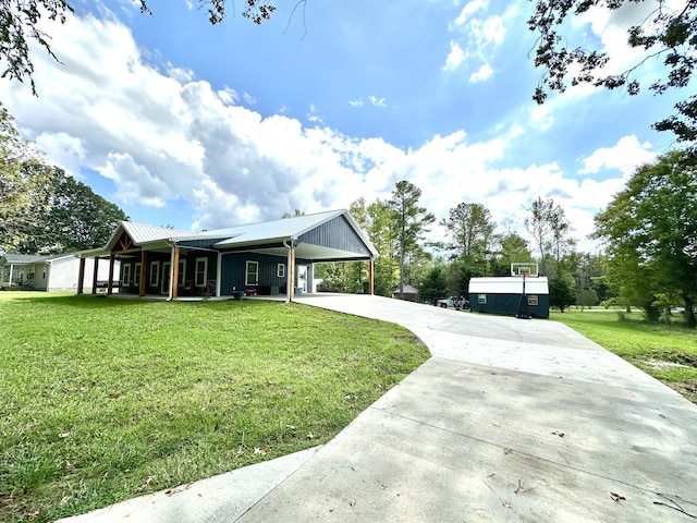 view of front of house featuring a carport and a front lawn