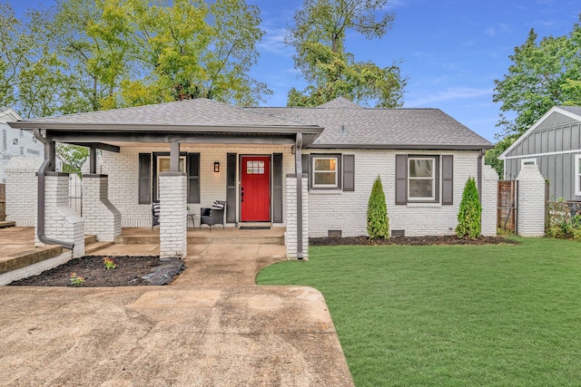 view of front of property featuring a front yard