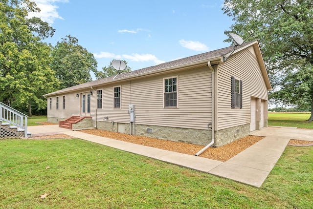 view of front of home featuring a garage and a front lawn