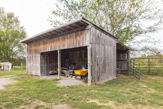 view of outdoor structure featuring a yard