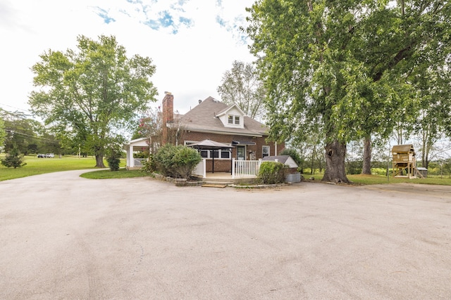 view of front of house featuring a front lawn and covered porch