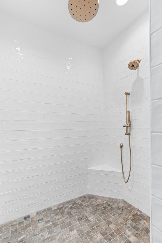 bathroom featuring tiled shower