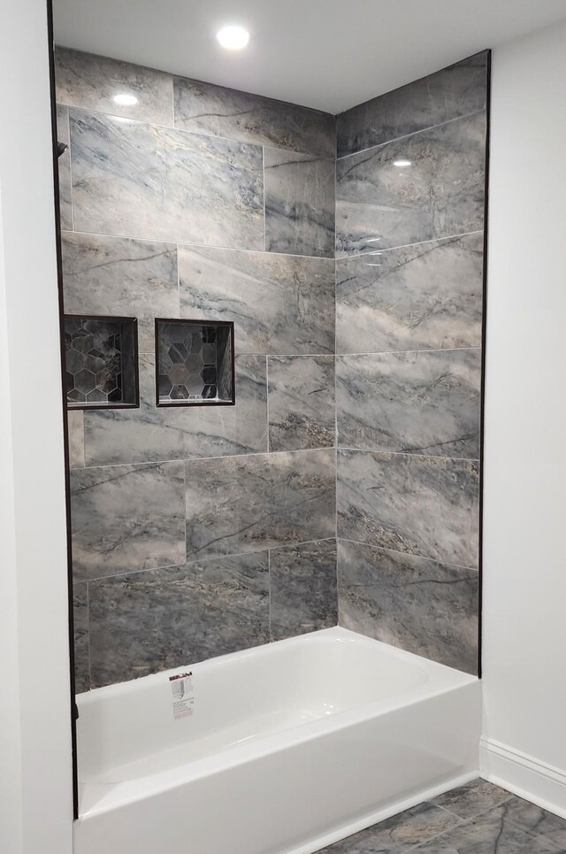 bathroom with tiled shower / bath