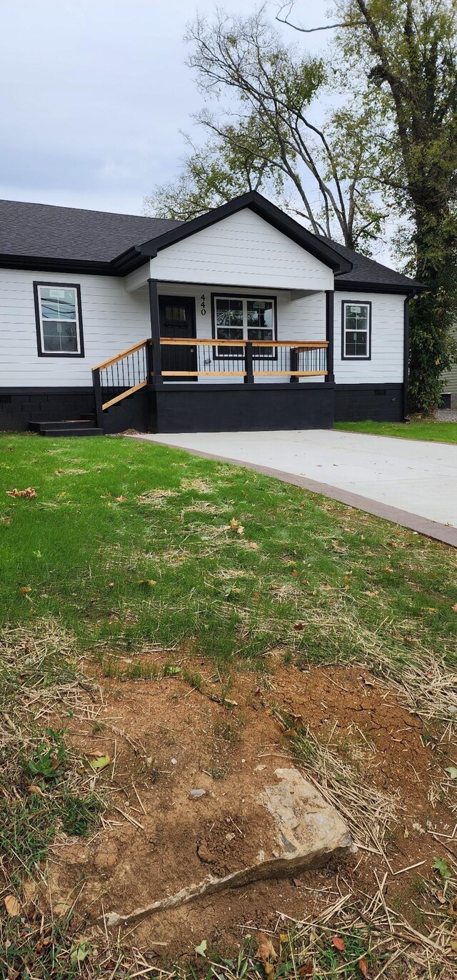 view of front of house featuring a front yard