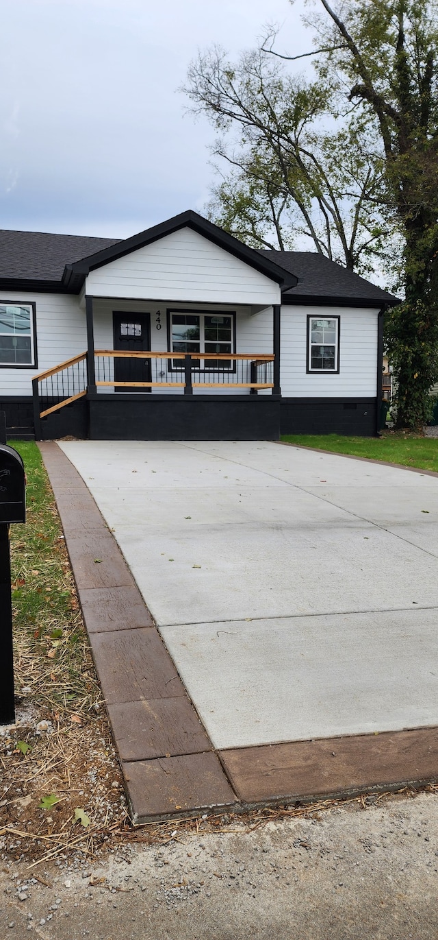 view of front of property featuring covered porch