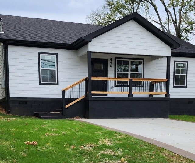 view of front facade with covered porch and a front yard