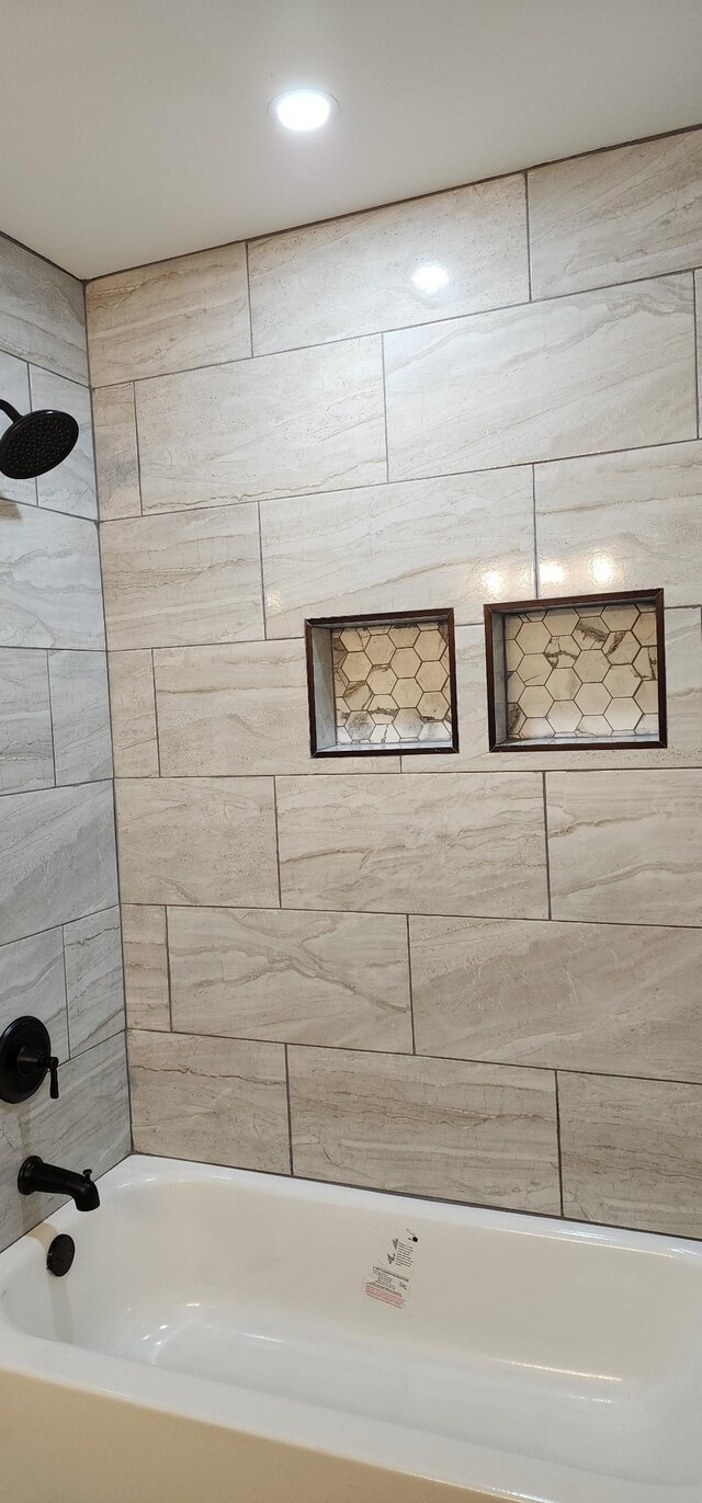 bathroom with tiled shower / bath