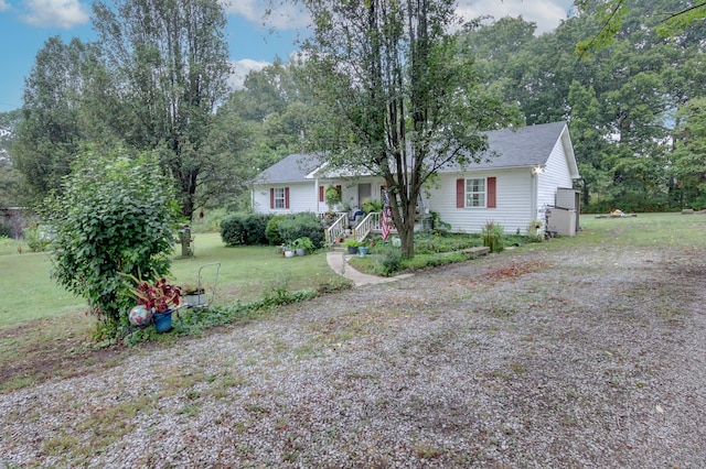 ranch-style house featuring a front yard