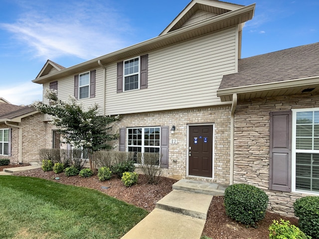 view of front of property featuring a front lawn