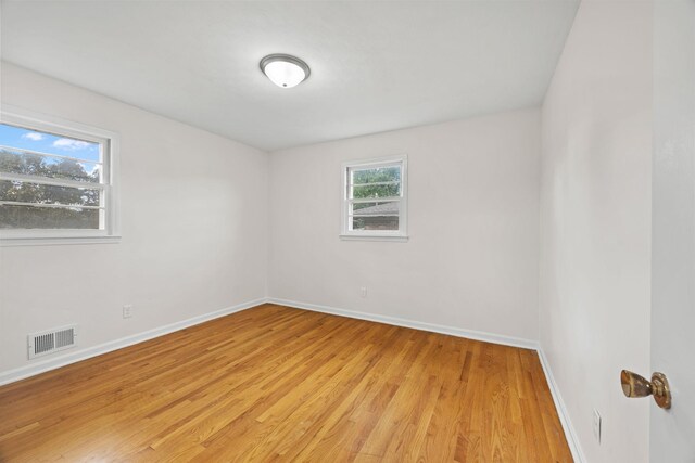 314 Robin Rd, Bowling Green, KY 42101 - unfurnished room featuring visible vents, baseboards, and light wood-style floors