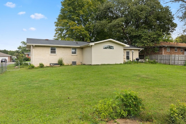 314 Robin Rd, Bowling Green, KY 42101 - rear view of house featuring a yard, fence, and brick siding
