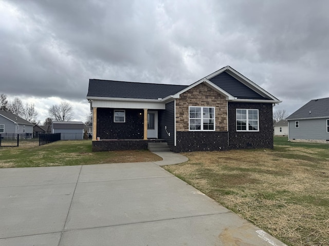 view of front of property featuring a front lawn