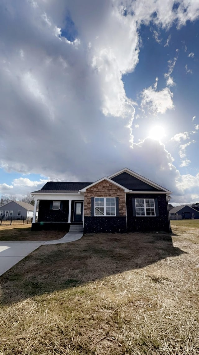 view of front of house featuring a front yard